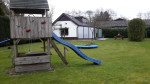 Speelhuisje op grote grasveld
