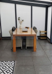 Ruime eethoek in de veranda